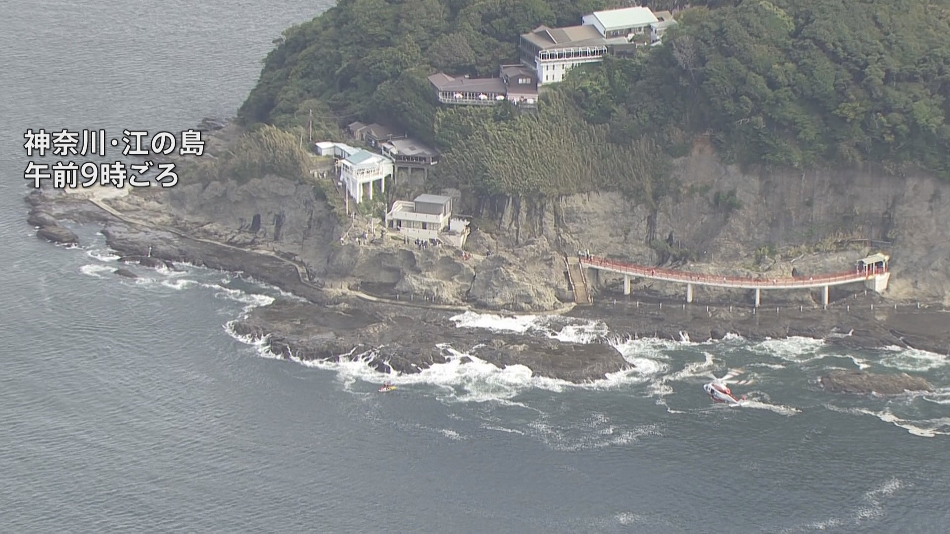 海上に２つの巌岩，男島、女島中央、左右，下部に流れる波の表現 ナゾと推論40 巌流島二島説 |