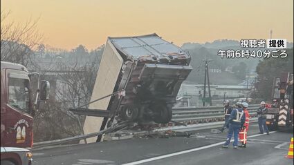 トラックがガードレール突き破り…あわや転落 東名高速 上り豊田JCT