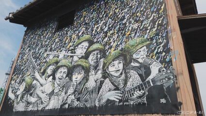 田んぼの傍らに 水防倉庫のトタン板に… 小さな岐阜の町にバンクシー現