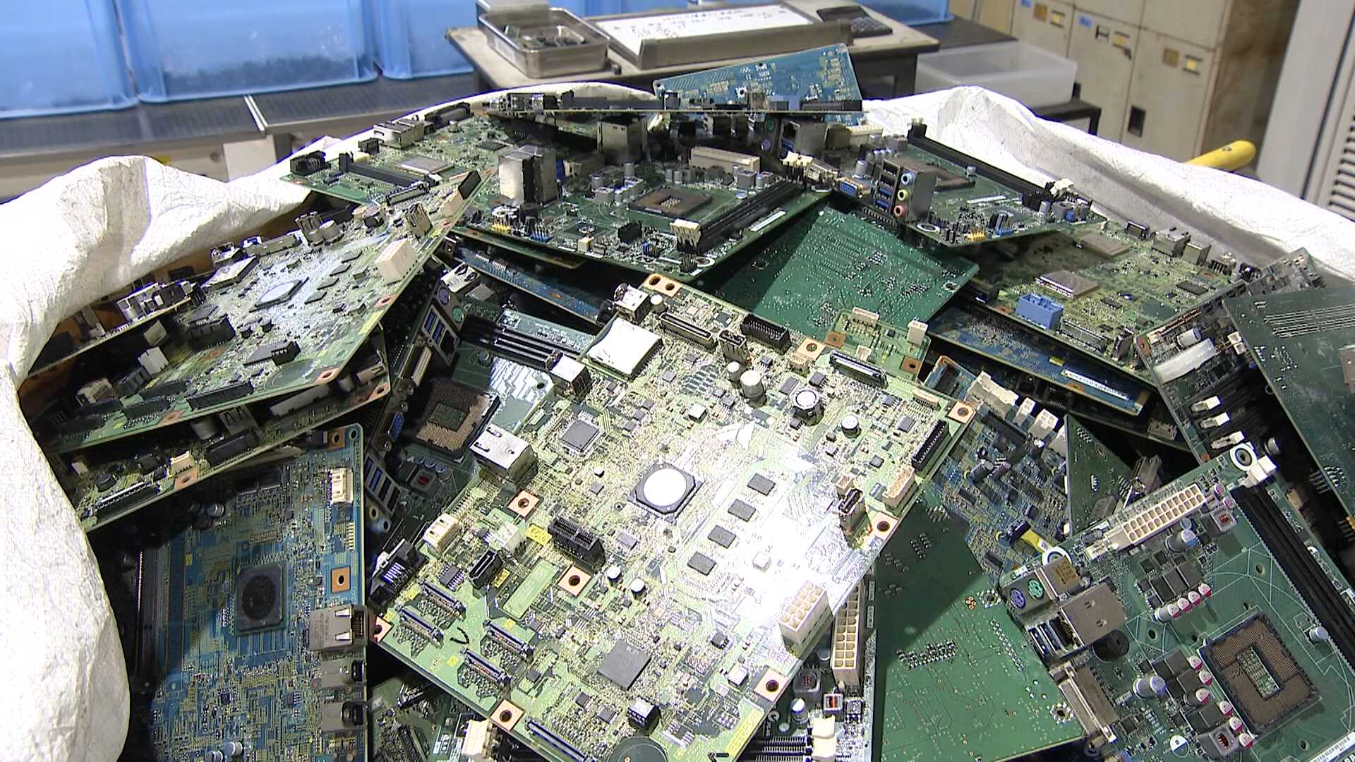 もう金山ですね」1トンの基板から100グラムの金を回収することも 廃棄