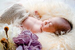 子どもの成長の記録に…赤ちゃんの「ニューボーンフォト」はアリ？ナシ？　「記念になる」「怖い」「親のエゴ」賛否論争も　実際に撮影した夫婦の思いは？小児科医の見解は？|TBS NEWS DIG