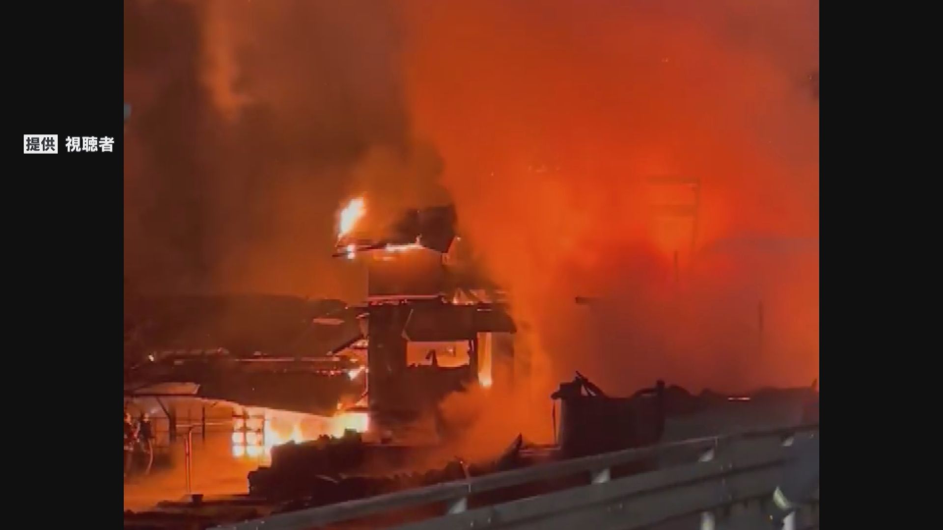 未明に激しく立ち上る炎　住宅など４棟焼く火事　84歳女性を搬送も命に別状なし　岐阜・土岐市