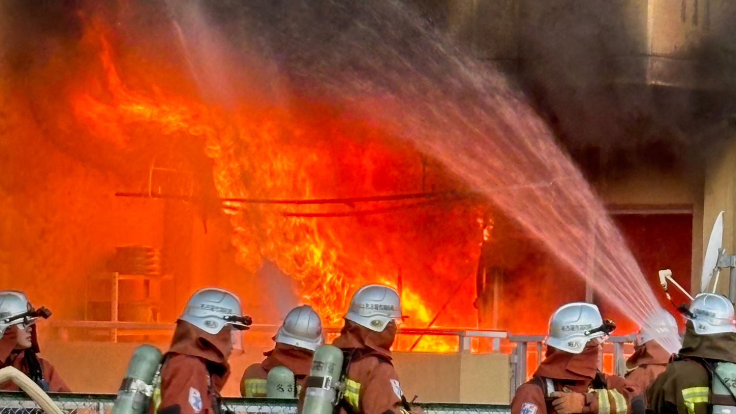 真っ赤な炎が… 集合住宅で火事 火元の部屋の男性と別の階の男性を病院に搬送 名古屋