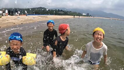 最高の夏のはじまり」 海の日のビーチで海開き 浜辺に駆け出す笑顔の
