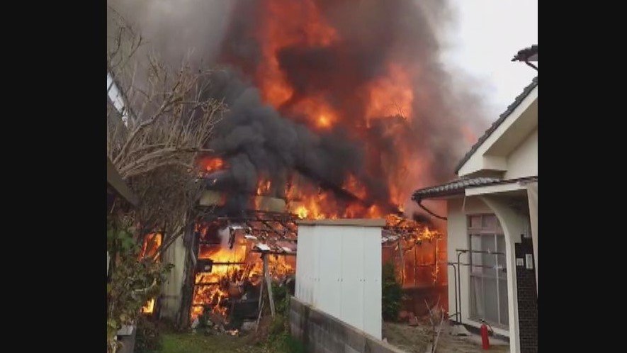 速報】「建物が燃えている」広島・福山市駅家町で住宅火災 消防車10台