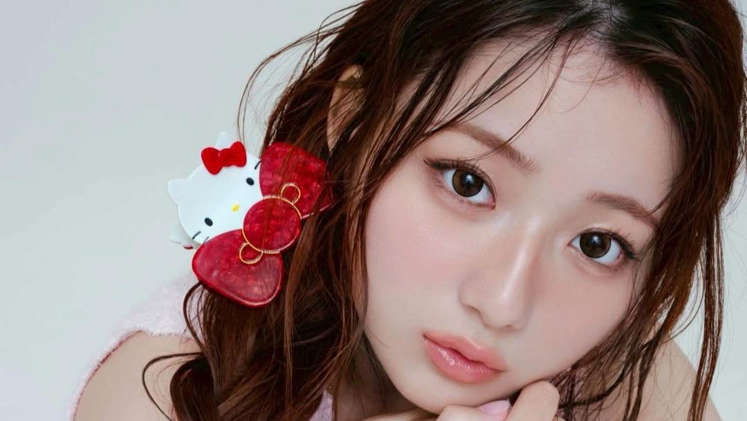 ハローキティ　コラボ　辻希美 箸 辻希美・長女 】ハローキティのグッズに囲まれアンニュイスマイル