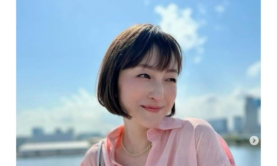 広末涼子 広末涼子さん 「やっと晴れたね」 ピンクの衣装でスマイル 最新