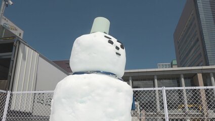 真夏なのに“雪の広場”が出現 1.6mの“雪だるま”も真夏の雪体験