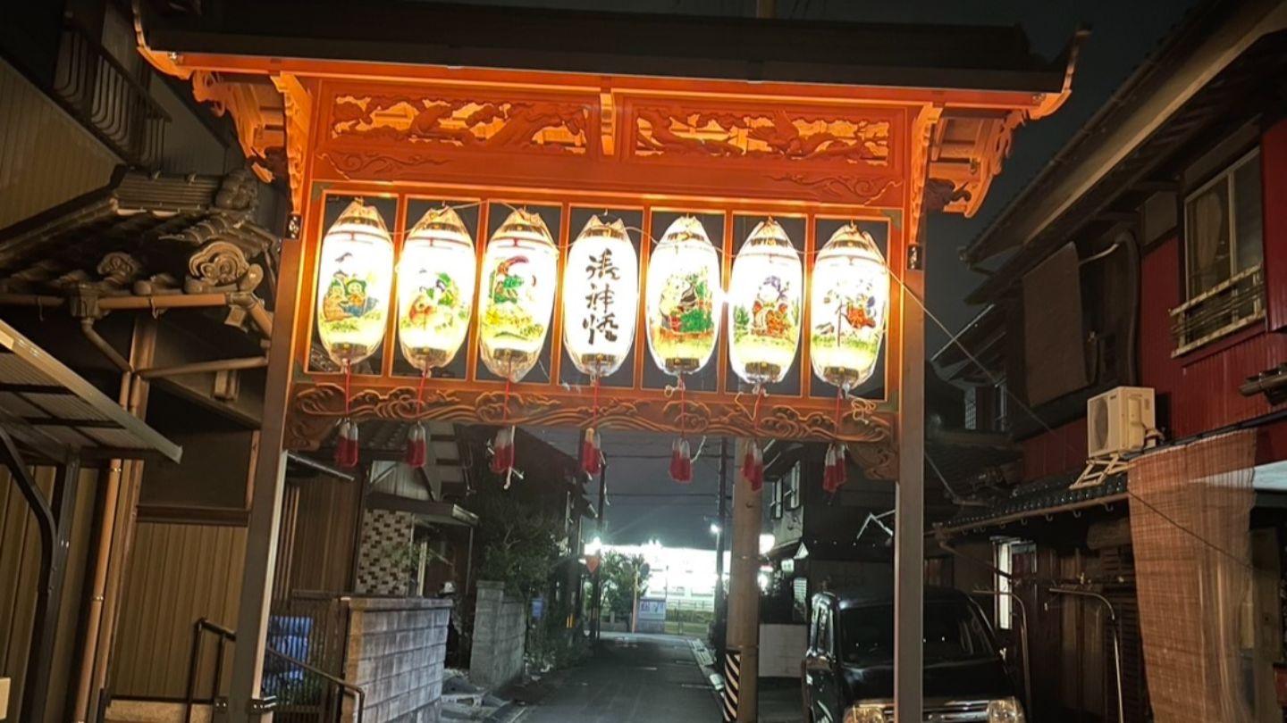 祭りの提灯台倒れる 足を骨折するなど70代と80代男性2人がけが　支えるための杭を誤って抜いたか