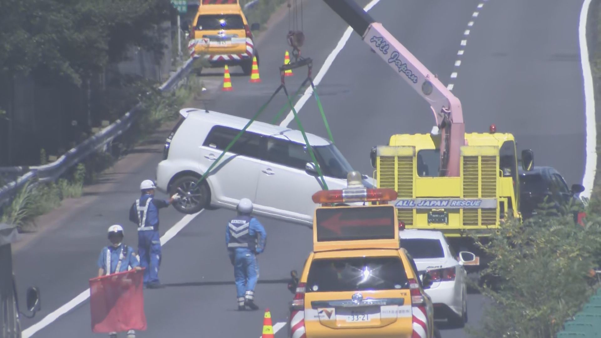 東名高速で渋滞車列の最後尾に貨物車追突　合わせて７台の車が絡む事故　30代から70代男女3人搬送　愛知・岡崎市