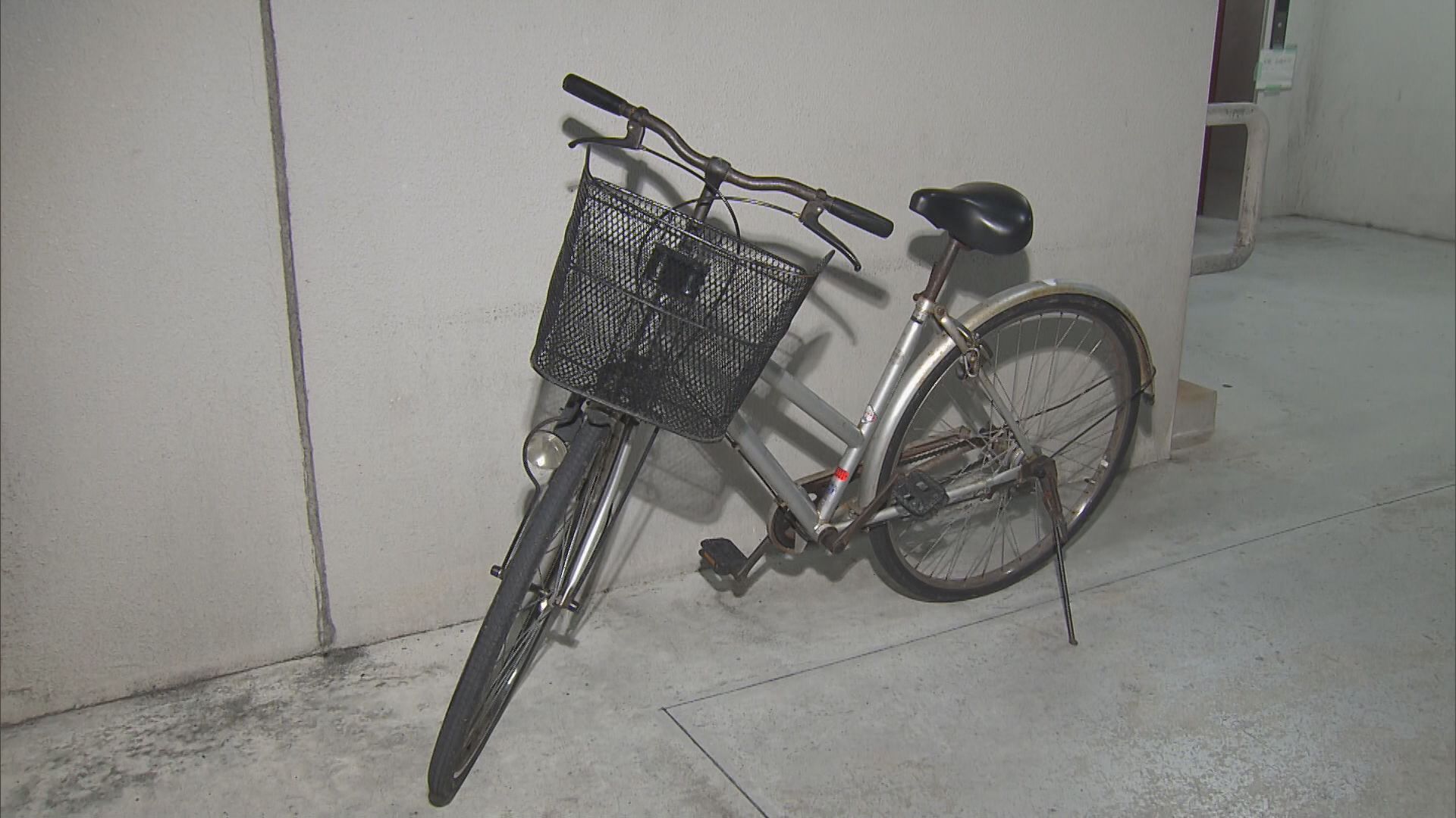 自転車の男性はねられ重傷　ひき逃げで捜査　三重・津市