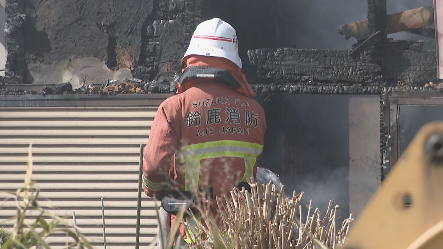 ｢家が燃えている｣と通行人から119番通報　室内から男性1人の遺体を発見　1人暮らしの80歳男性か　三重・鈴鹿市