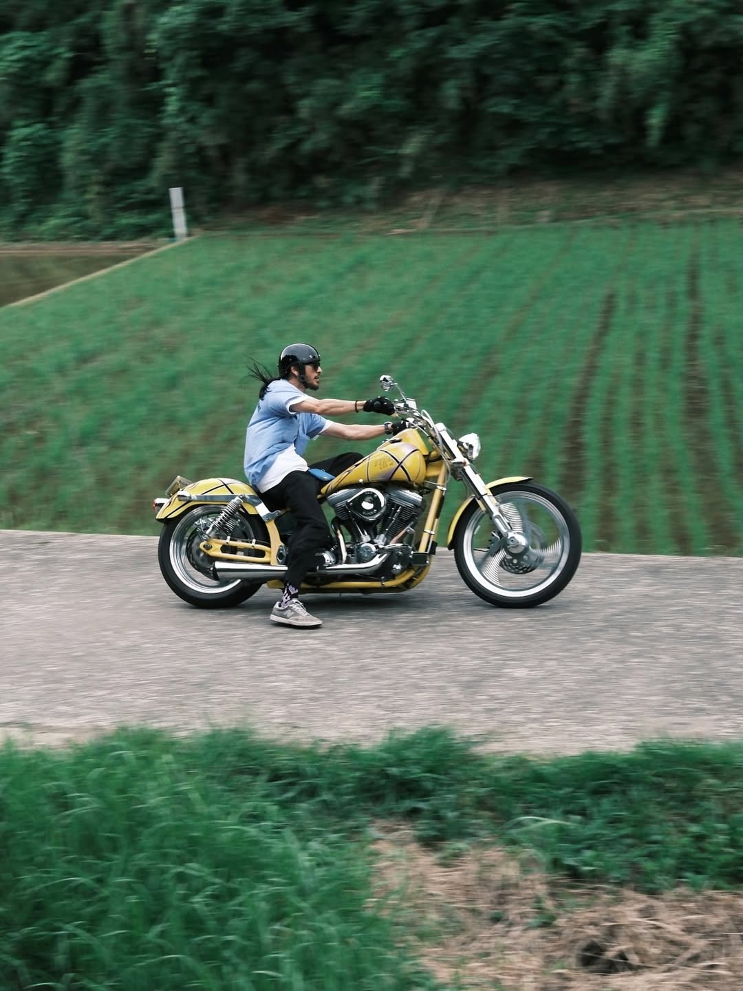 長瀬智也 】 バイクで自然の中を疾走 「1990s chopper.」 | TBS