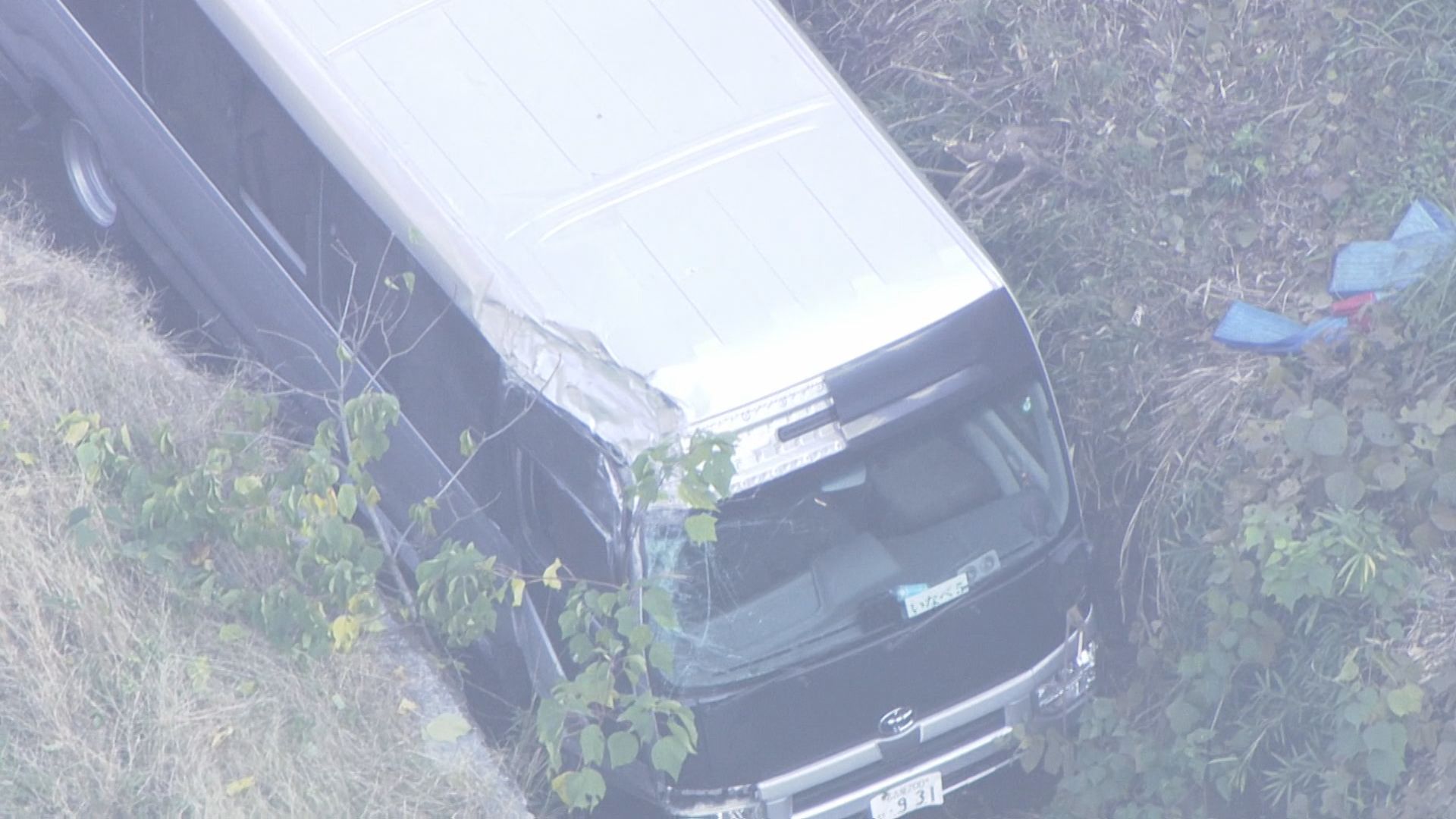 マイクロバスが川に転落し11人けが  運転していた58歳男性が重傷 「3メートルほど下に…」三重・桑名市【速報】