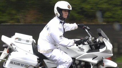 県警史上初“ママさん白バイ隊員”着任 2児の母が直面、重さ300kg“鉄の塊