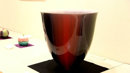 印象的な赤のグラデーション 九谷焼作家 “四代 徳田八十吉展” 花器・壺