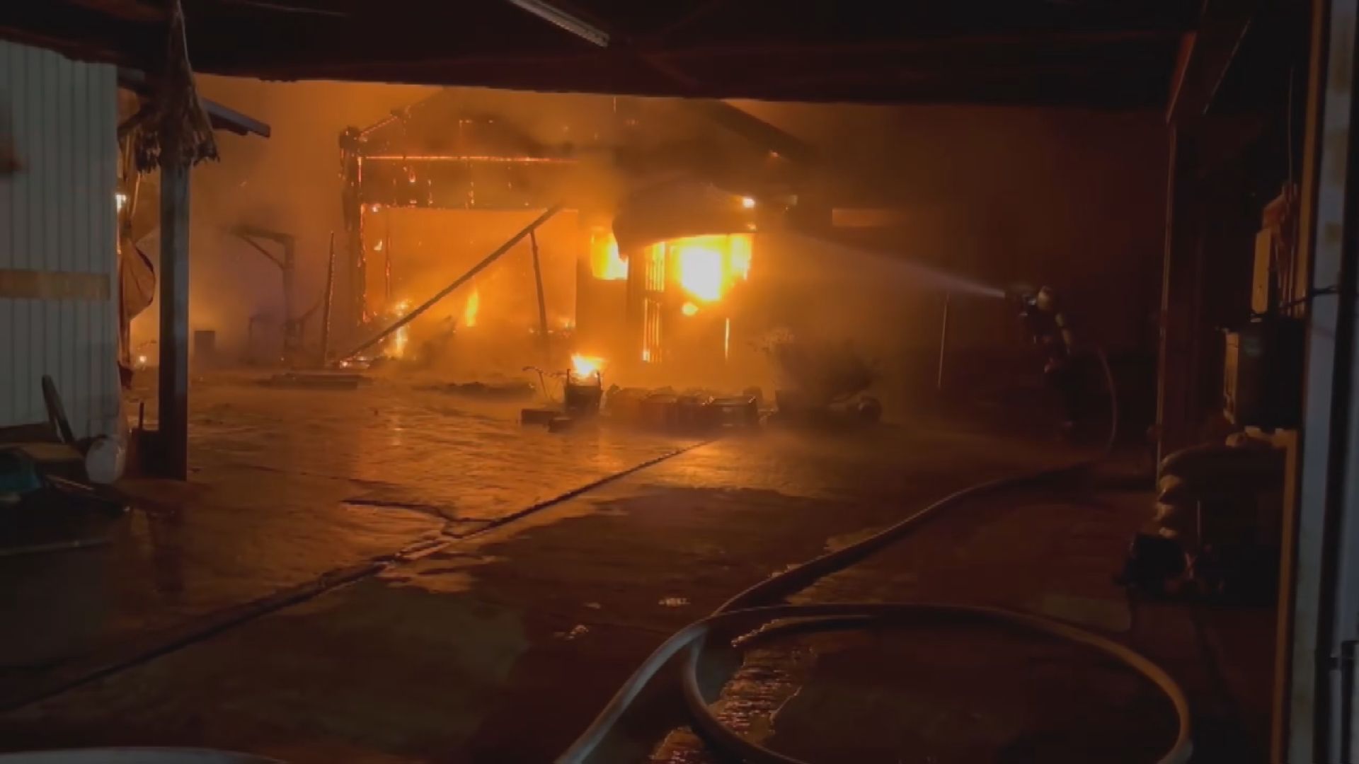 消火にあたった住人男性が膝にやけどし病院に搬送 軽傷の模様 未明に農業用倉庫２棟が全焼する火事　愛知・稲沢市