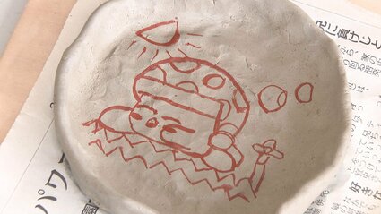 小学生が陶芸教室で皿作りに挑戦 6人が粘土をこねて思い思いの模様を