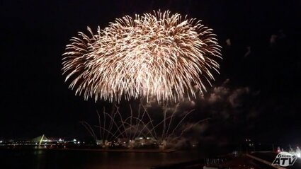 約7000発の大輪 雨上がりの夜空に輝く 青森県八戸市の館鼻漁港で「八戸