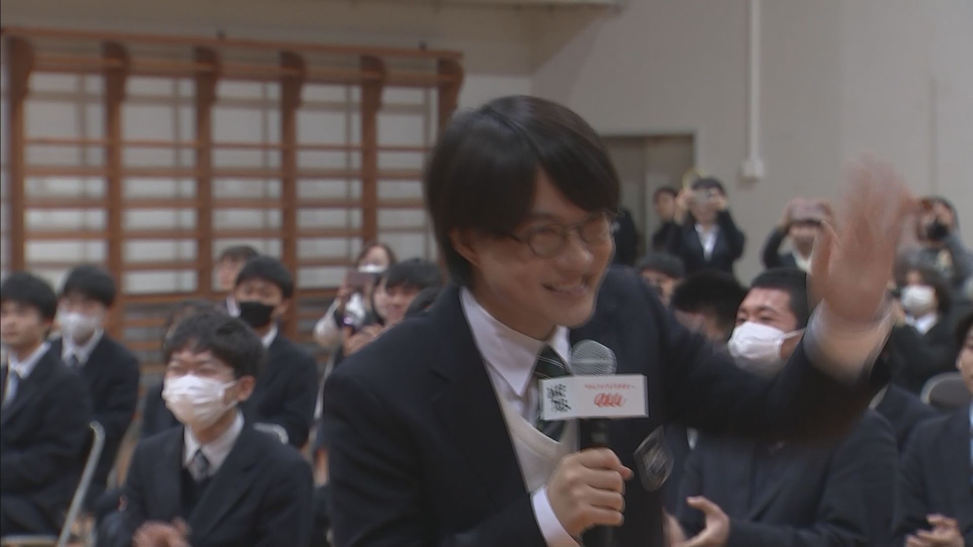 俳優・神木隆之介さん 尾道・瀬戸田高校の卒業式にサプライズで登場
