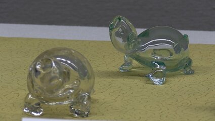 小谷新三　銅巻青色ガラス装飾ボトル 取っ手付き 深く澄んだ青色“小谷ブルー”の魅力を 小谷眞三さんの「倉敷ガラス」展